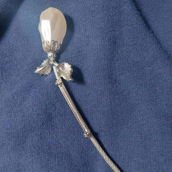 Vintage Lisa Schallert Large Faux Pearl Rose Flower Brooch Pin - Picture 2 of 2
